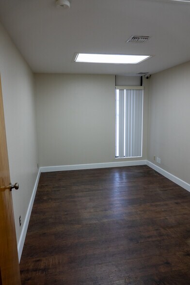 More Photos Of 8411-8421 Canoga Ave, Canoga Park Unknown For Lease