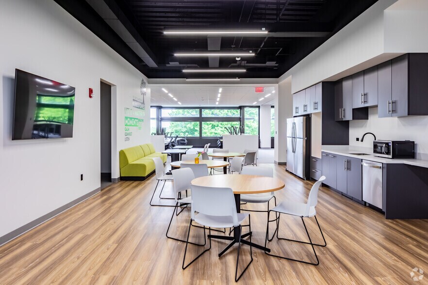 More Photos Of 2000 Center Dr, Hoffman Estates Office For Lease