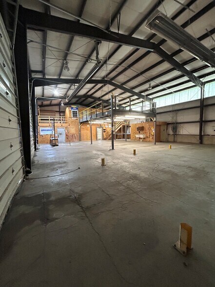 More Photos Of 24 Enterprise Ct, Fredericksburg Warehouse For Lease