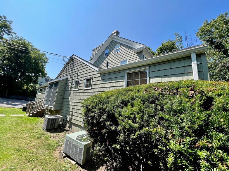 More Photos Of 91 Green St, Huntington Office Residential For Sale