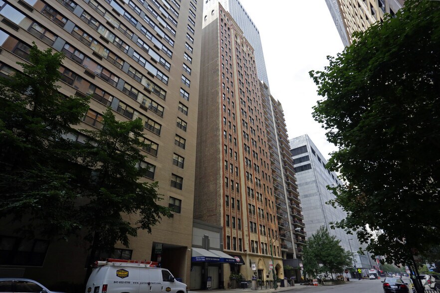 More Photos Of 215 E Chestnut St, Chicago Apartments For Lease