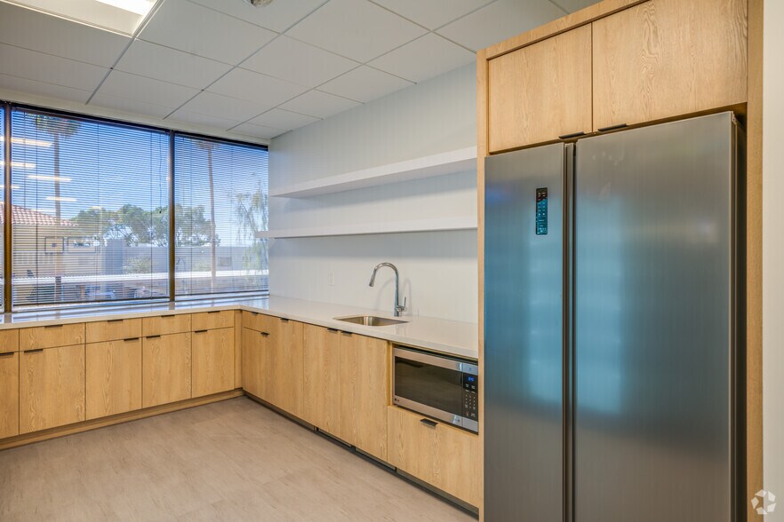 More Photos Of 7250 N 16th St, Phoenix Office For Sale