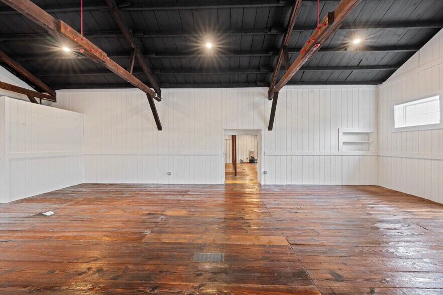 More Photos Of 20704 Ashburn Rd, Ashburn Unknown For Lease