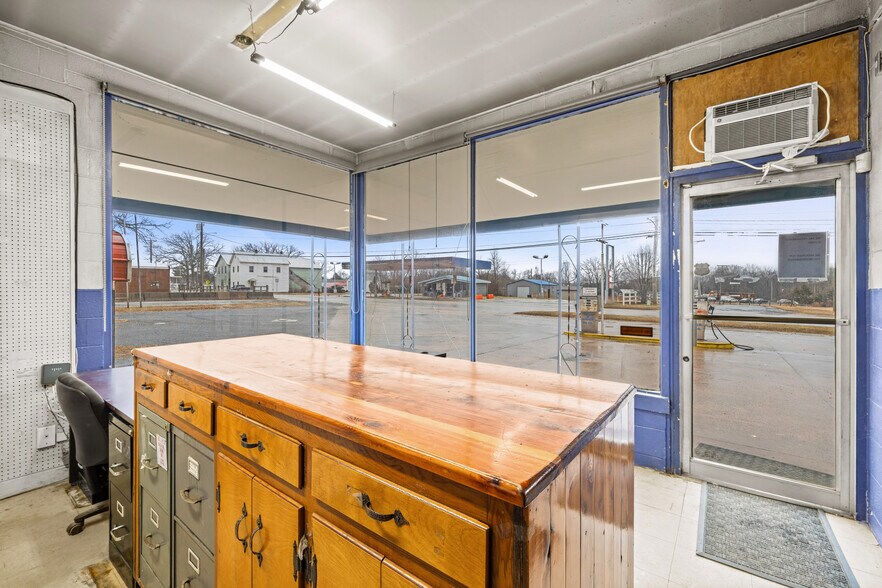 More Photos Of 16855 Oak St, Dillwyn Service For Sale