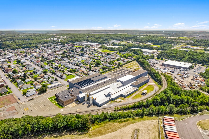 More Photos Of 101 Carleton Ave, Hazleton Manufacturing For Sale