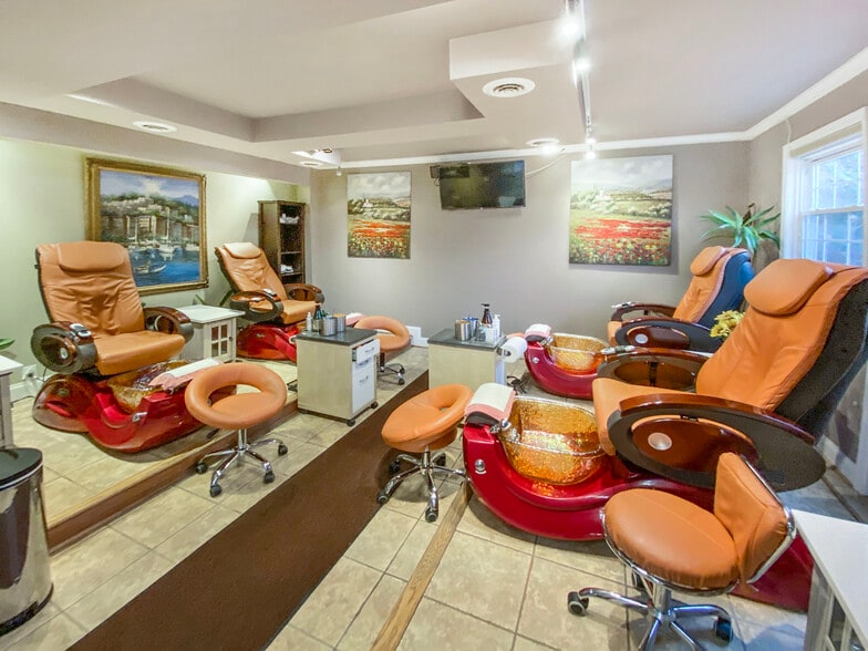 More Photos Of 108 Church St NE, Vienna Freestanding For Sale