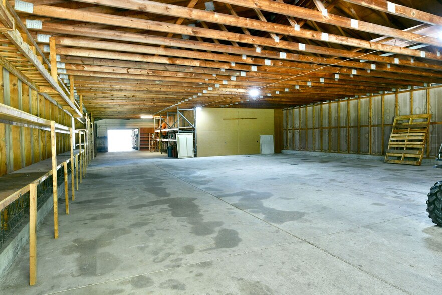 More Photos Of 4085 Herner County Line Rd, Southington Showroom For Sale