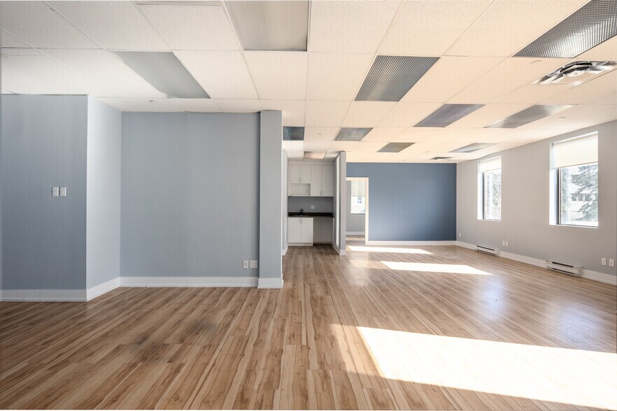 More Photos Of 32 Rue Saint-Charles, Longueuil Office For Lease