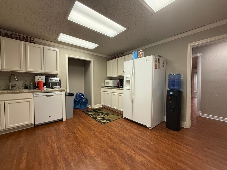 More Photos Of 3706 Mockingbird Ln, Amarillo Office For Sale