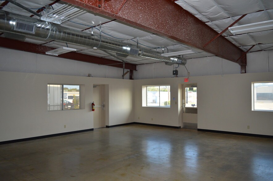 More Photos Of 242 Trade Center Dr, New Braunfels Warehouse For Lease