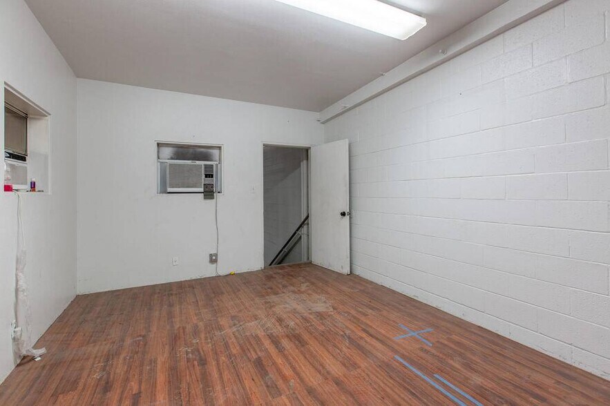 More Photos Of 180 W Oasis Rd, Palm Springs Warehouse For Lease