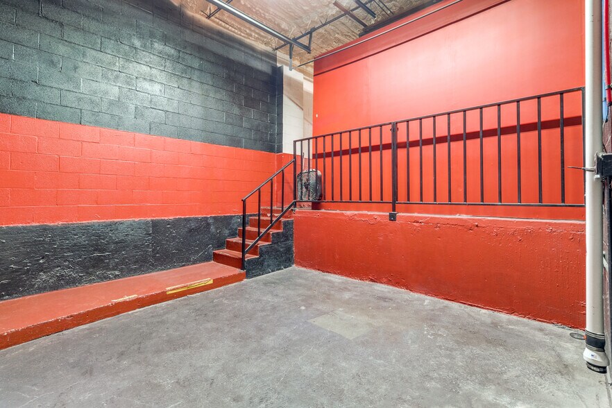 More Photos Of 914 W Commerce St, Dallas Showroom For Lease