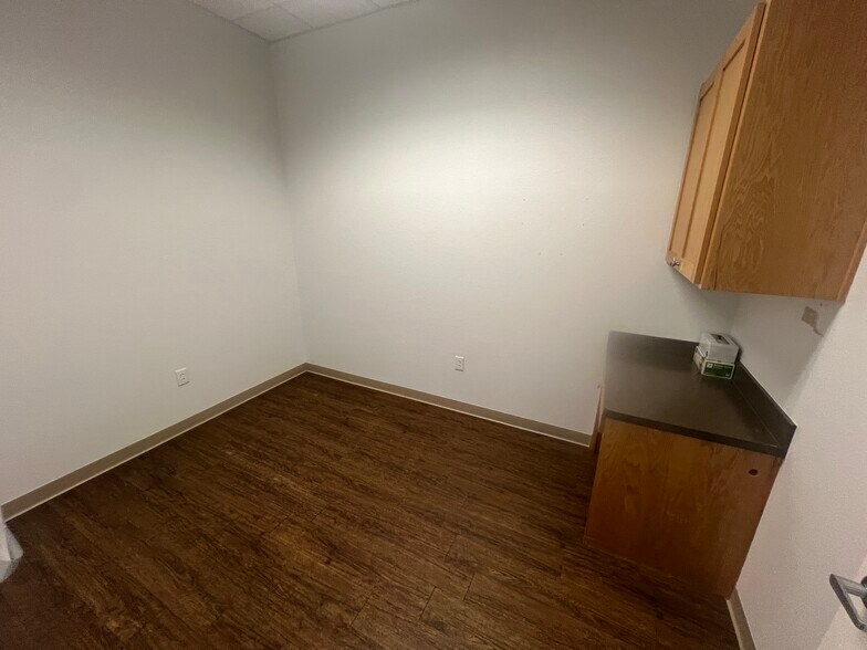 More Photos Of 3202 S W S Young Dr, Killeen Medical For Lease