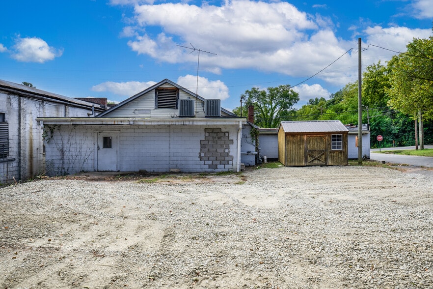 More Photos Of 121 Thompson St, Pittsboro Freestanding For Lease
