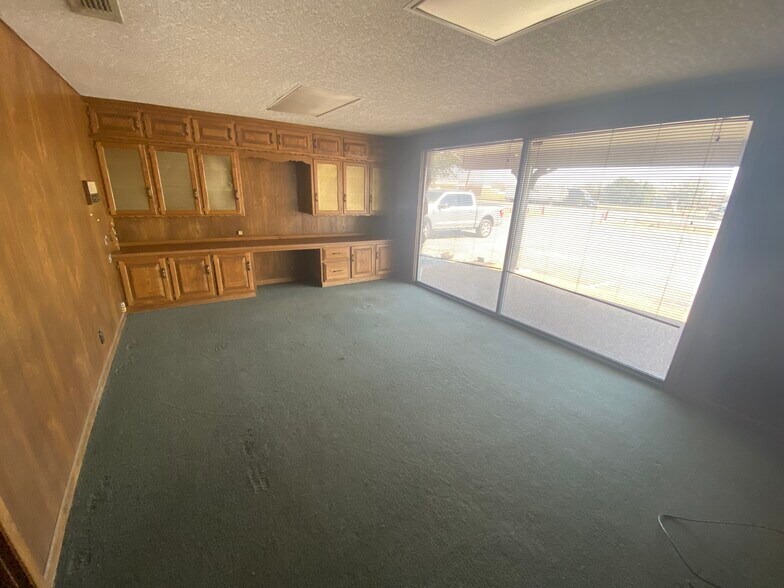 More Photos Of 103 S Stemmons St, Sanger Office For Lease