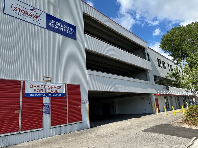 More Photos Of 1000 W Pembroke Rd, Hallandale Beach Self Storage For Lease