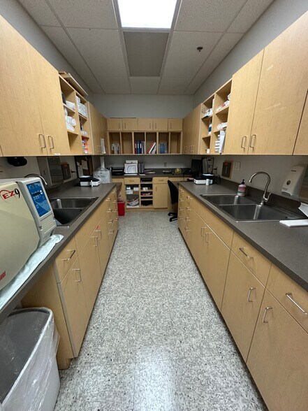 More Photos Of 842 Sunset Lake Blvd, Venice Medical For Lease