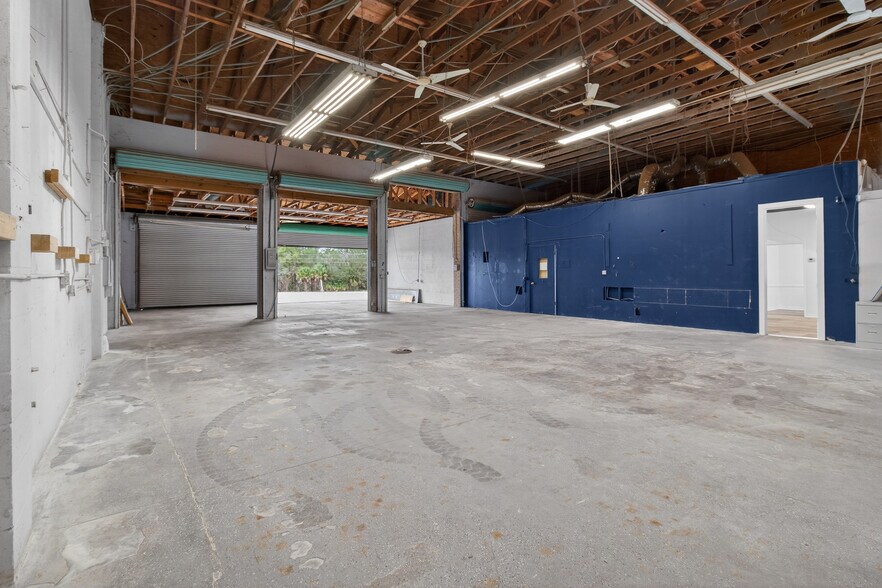 More Photos Of 18508-18510 US Highway 19, Hudson Light Manufacturing For Lease