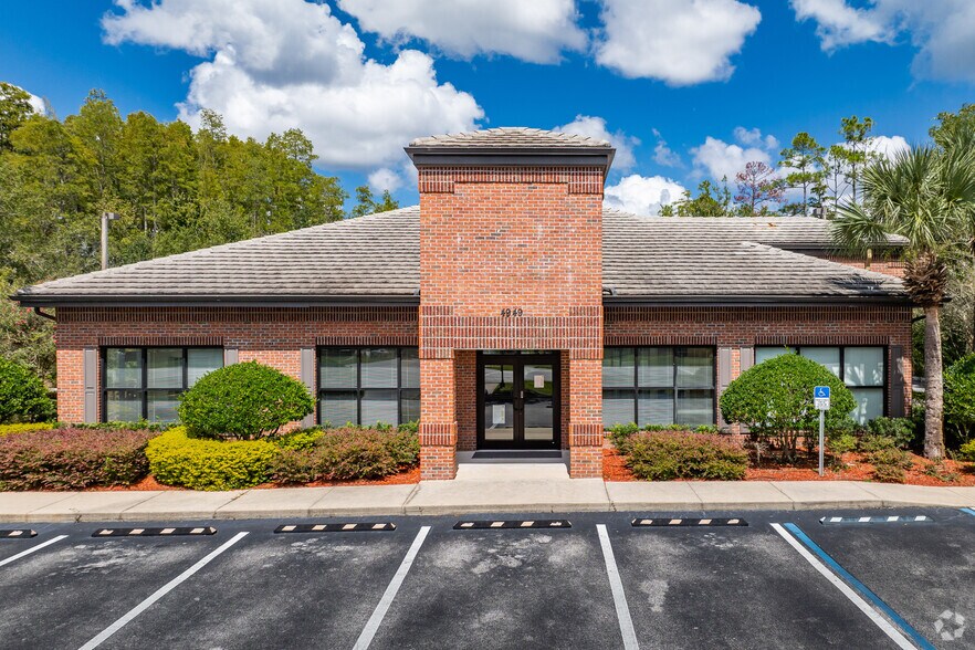 More Photos Of 4949 Ridgemoor Blvd, Palm Harbor Bank For Lease