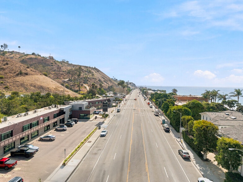 More Photos Of 22333 Pacific Coast Hwy, Malibu General Retail For Lease