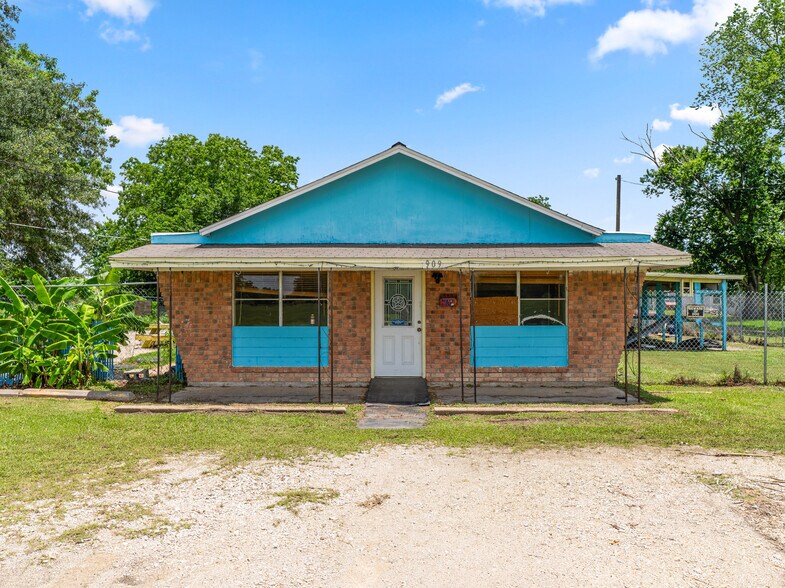 More Photos Of 909 Avenue C, Bay City Office For Sale