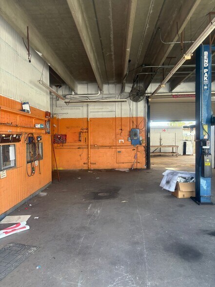 More Photos Of 250 NE 44th St, Oakland Park Auto Repair For Sale