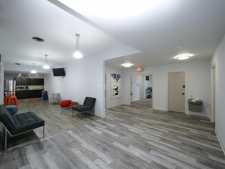 More Photos Of 7300 N Cicero Ave, Lincolnwood Loft Creative Space For Sale