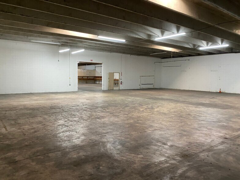 More Photos Of 3028 Mercury Rd, Jacksonville Warehouse For Lease