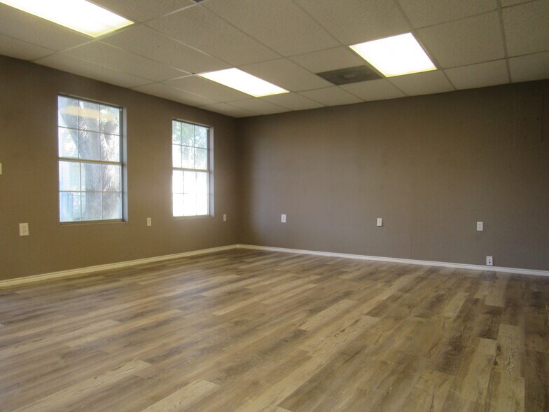 More Photos Of 1802 N Center St, Bonham Office For Sale