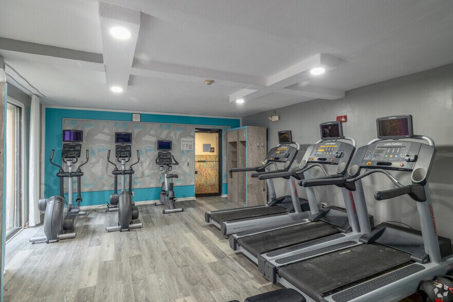 More Photos Of 5300 Rockside Rd, Independence Hotel For Sale