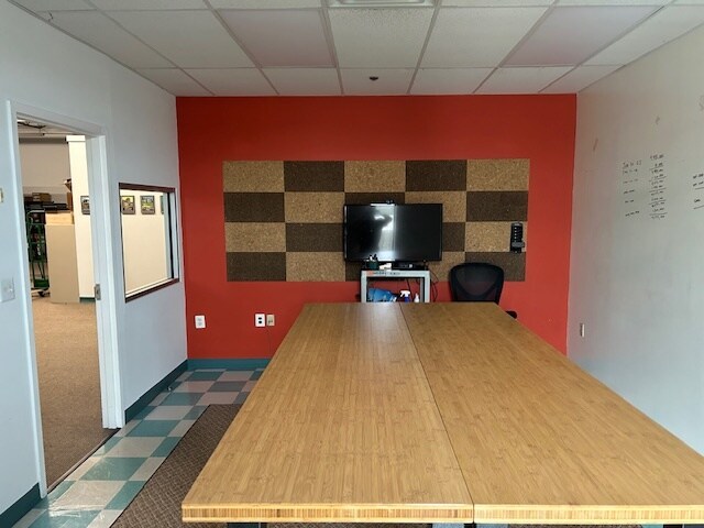 More Photos Of 470 Maryland Dr, Fort Washington Light Distribution For Lease