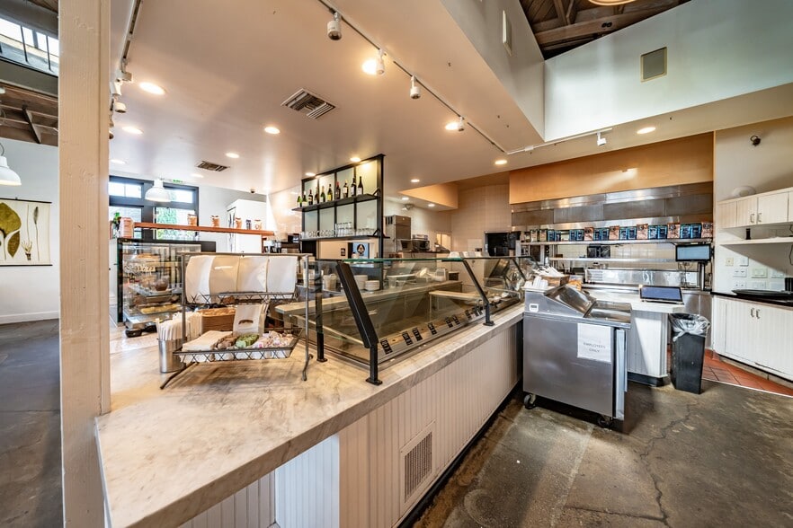 More Photos Of 3222 E Coast Hwy, Corona Del Mar General Retail For Lease