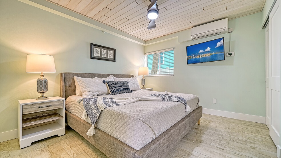 More Photos Of 104 Avenida Veneccia, Siesta Key Multifamily For Sale