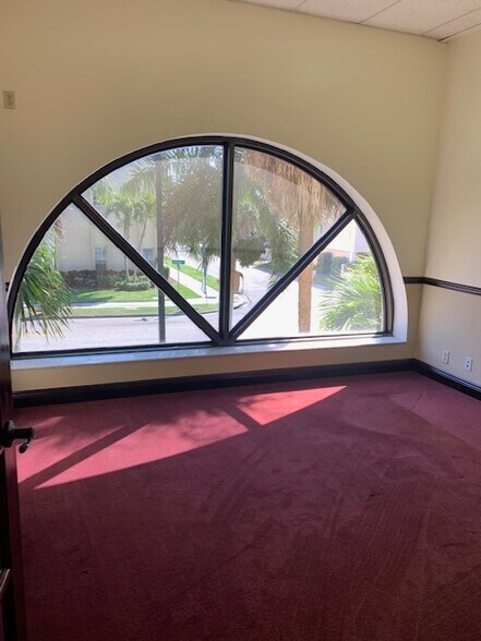 More Photos Of 2080 McGregor Blvd, Fort Myers Office For Lease