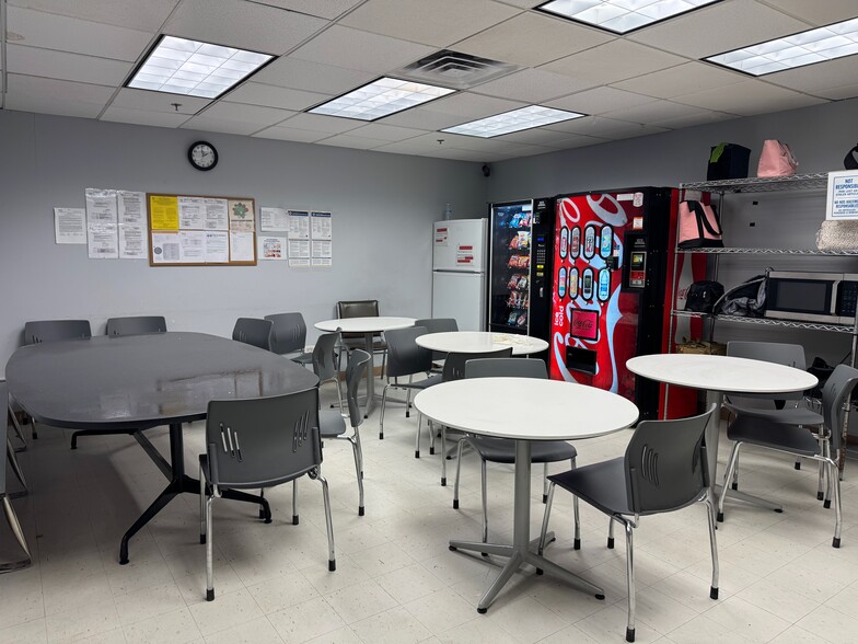 More Photos Of 3940 Porett Dr, Gurnee Manufacturing For Sale