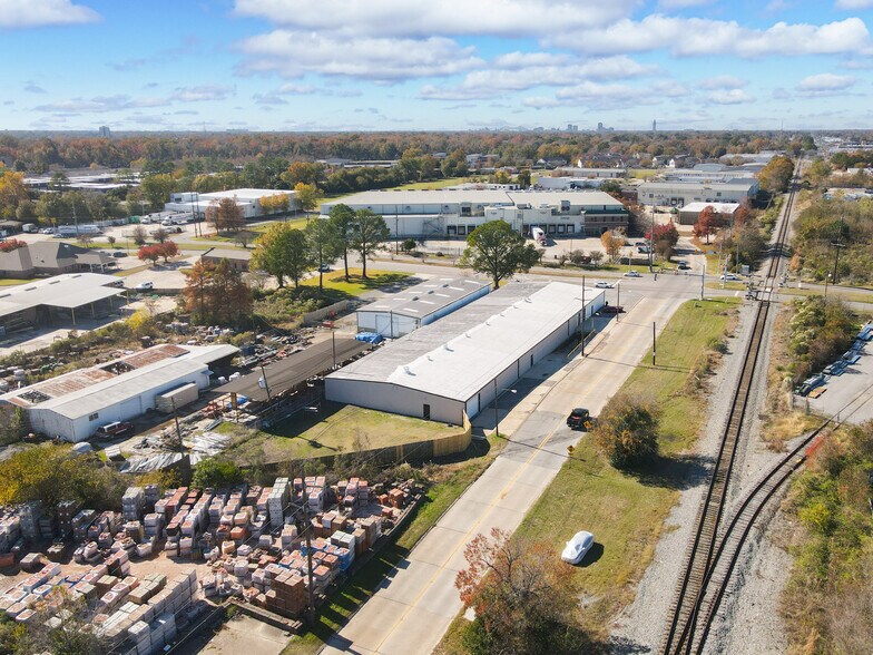 More Photos Of 2375 Wooddale Blvd, Baton Rouge Warehouse For Lease