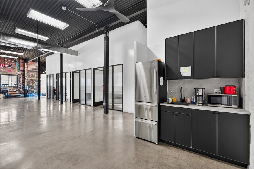 More Photos Of 6023 Hazeltine Ave, Van Nuys Warehouse For Lease