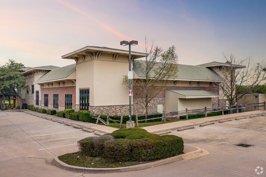 More Photos Of 1045 Hidden Ridge Dr, Irving Restaurant For Sale