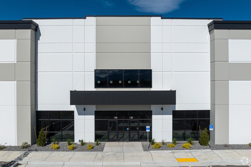 More Photos Of 593-689 N Saratoga Rd, Saratoga Springs Warehouse For Lease