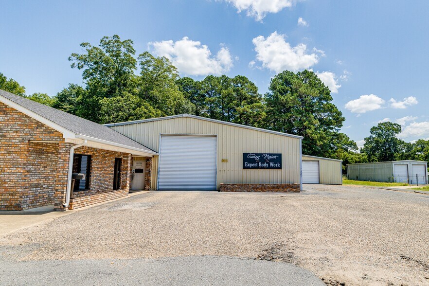 More Photos Of 805 Elm St, Bastrop Distribution For Sale