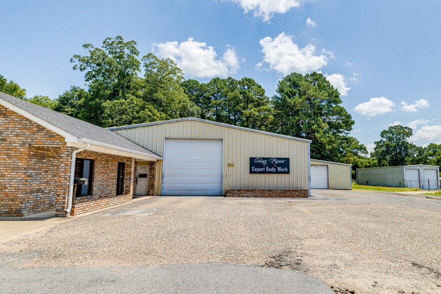 More Photos Of 805 Elm St, Bastrop Distribution For Sale