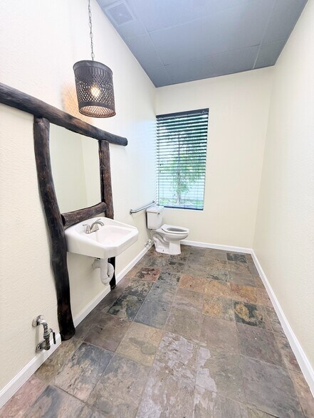 More Photos Of 3443 Pine Ridge Rd, Naples Business Park For Lease