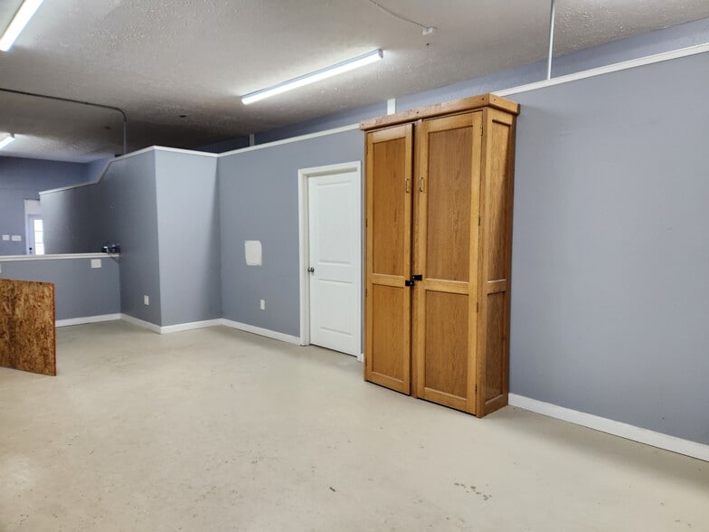 More Photos Of 4216 Howard Ave, Kensington Showroom For Sale