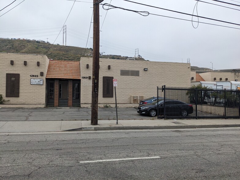 Primary Photo Of 12621-12627 Foothill Blvd, Sylmar Service For Lease