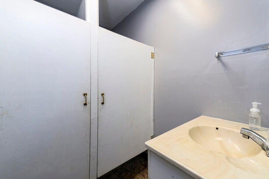 More Photos Of 4019 S Grand Blvd, Saint Louis Flex For Sale