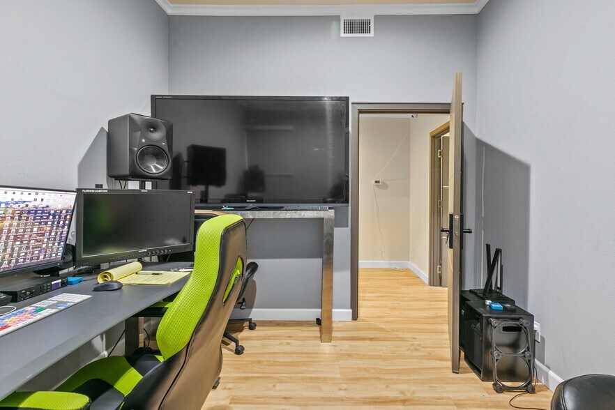 More Photos Of 11112 Ventura Blvd, Studio City Office For Sale