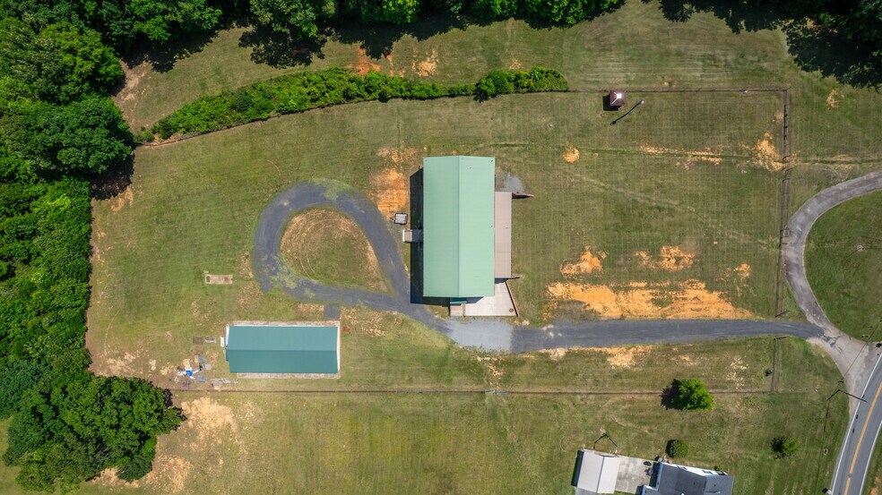 More Photos Of 217 E Aiken Rd, Eden Showroom For Lease