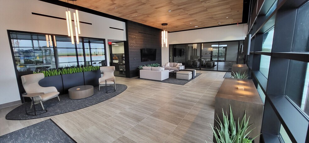 More Photos Of 10727 Bernie Webber Dr, Mukilteo Airplane Hangar For Lease