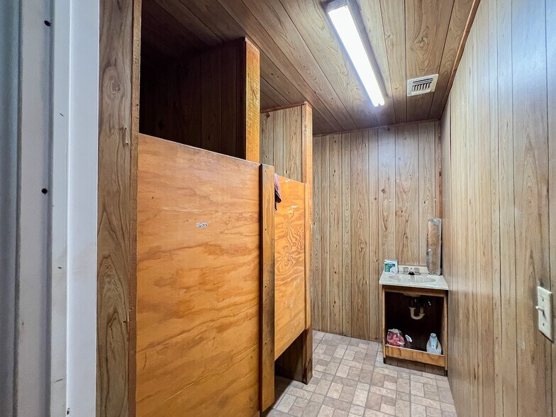 More Photos Of 1106 W Main St, Olney Freestanding For Sale