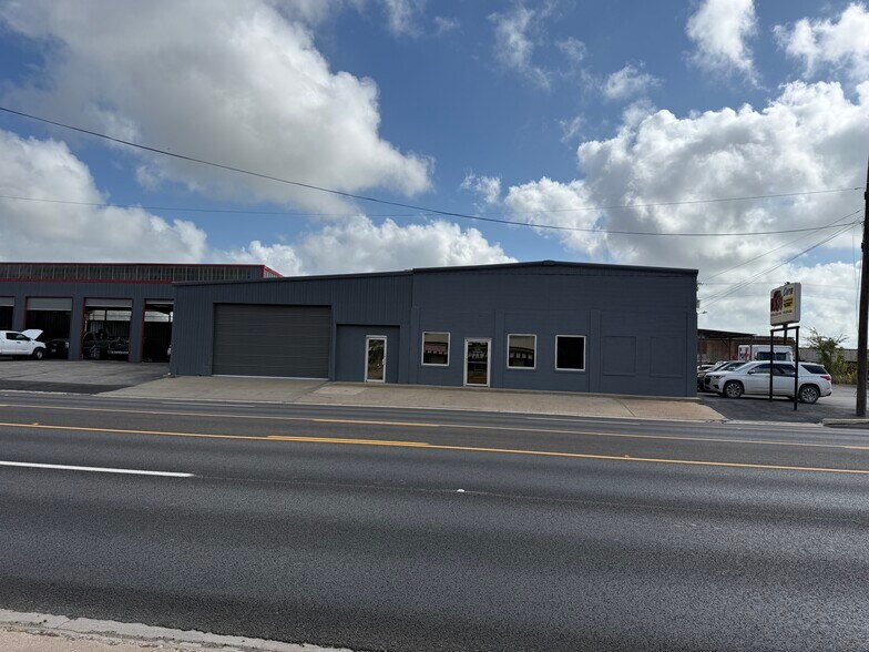 Primary Photo Of 1111 S Market St, Hearne Flex For Sale